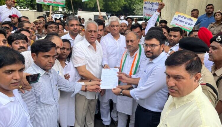 The District Congress staged a protest and submitted a memorandum against the assault on students.