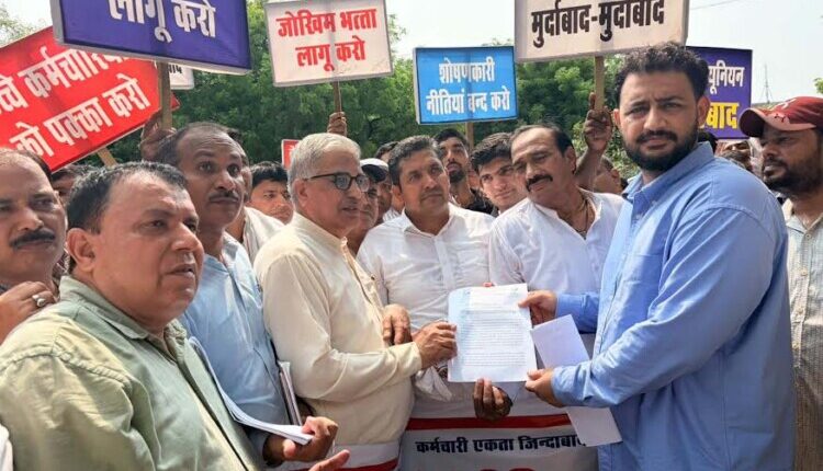 Electricity workers staged a protest at the DC office and announced a three-day strike.