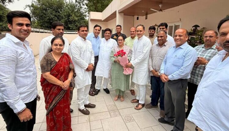 Health Minister Aarti Rao attended a banquet hosted at the Mayor's residence.