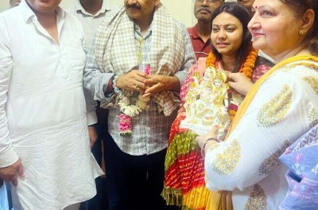 Rakesh Dhunna's team accorded a grand welcome to Bhojpuri actor and MP Manoj Tiwari.