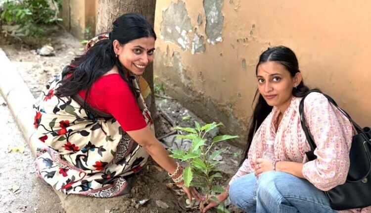Social worker Rani Tiwari conveyed a message of greenery by planting saplings and was also honored with the 'Prakriti Prem Samman' (Nature Appreciation Award).