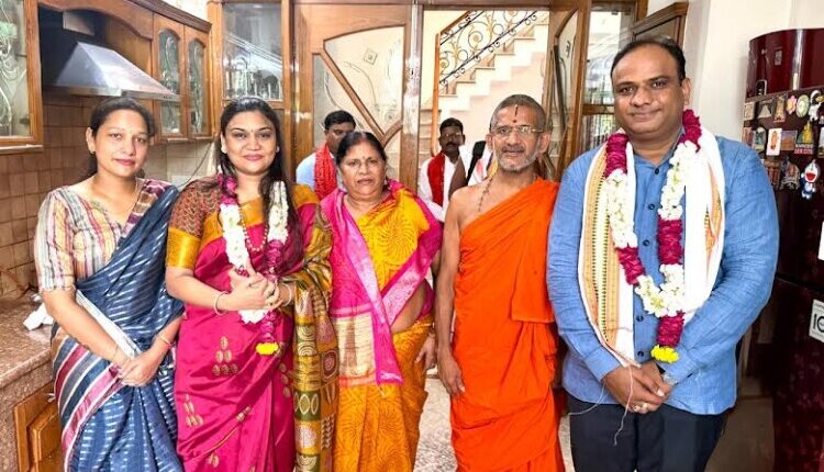 Vishwaprasanna Tirtha Swami visited the residence of social worker Pankaj Garg.