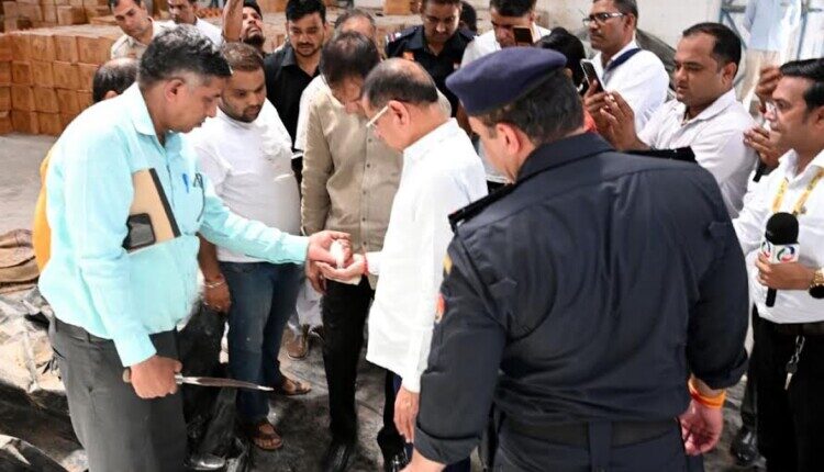 Minister Rajesh Nagar conducted a surprise inspection of the grain warehouse.