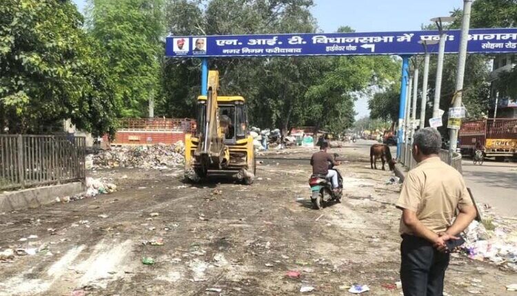 The Faridabad Municipal Corporation launched a special cleanliness drive at 3 AM, clearing roads choked with garbage and easing the flow of traffic.