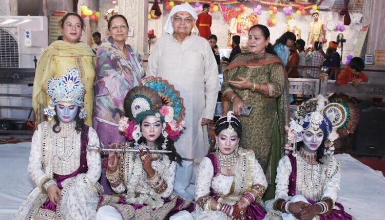 Janmashtami was celebrated with great pomp at Shri Maharani Vaishno Devi Temple, long queues of devotees were seen.