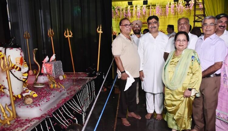 The festival of Shri Krishna Janmashtami was celebrated with great enthusiasm at the Siddha Peeth Shri Hanuman Temple.