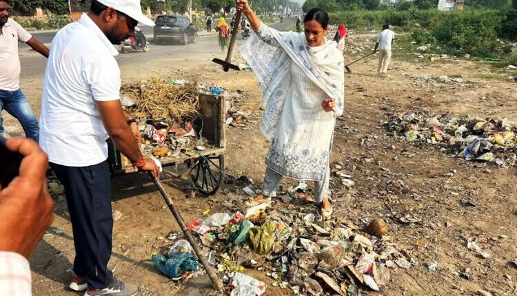 A special cleanliness drive was conducted in Chandavali village under the 'Seva Sankalp Abhiyan'.