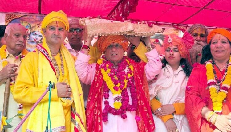 Roop Singh Nagar performed the worship of the silver slab consecrated for the Shri Krishna Janmabhoomi.