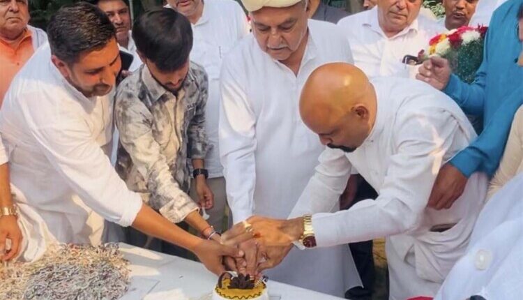 Anil Netaji celebrated Chaudhary Bhupinder Singh Hooda's birthday by having the cake cut.