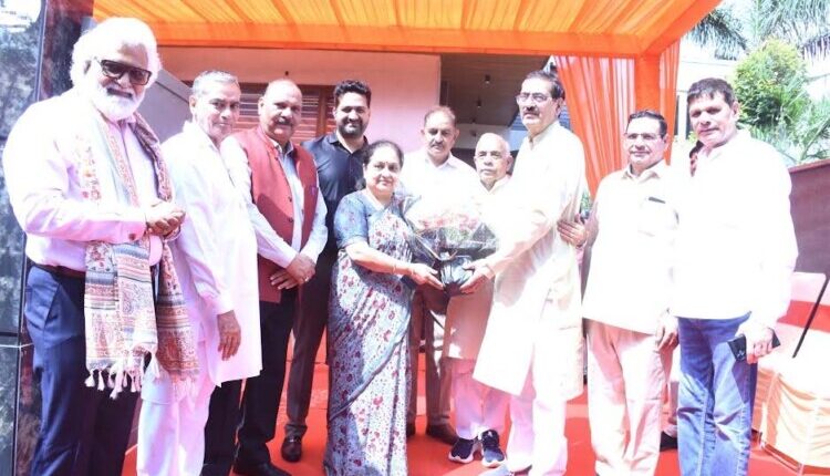 Health Minister Aarti Rao visited Dharmpal Yadav's residence; discussions were held regarding health facilities.
