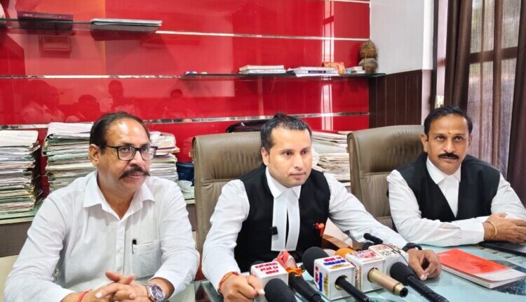Kunal Kant Sharma, OP Sharma, and Dr. Mohan Tiwari presented facts at a special press conference.