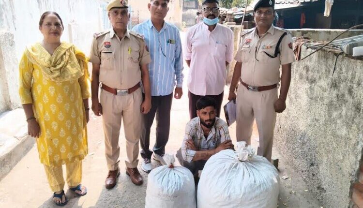 The GRP apprehended a young man and a minor with 30 kg of poppy husk during a check.