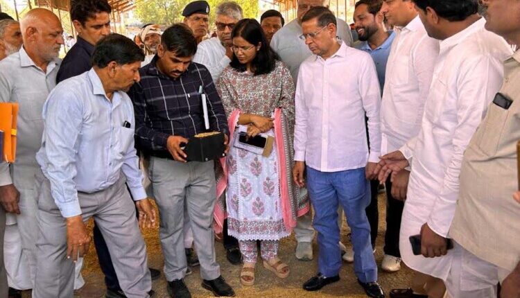 Minister Rajesh Nagar conducted a surprise inspection of the Ballabgarh grain market on the very first day of paddy procurement.