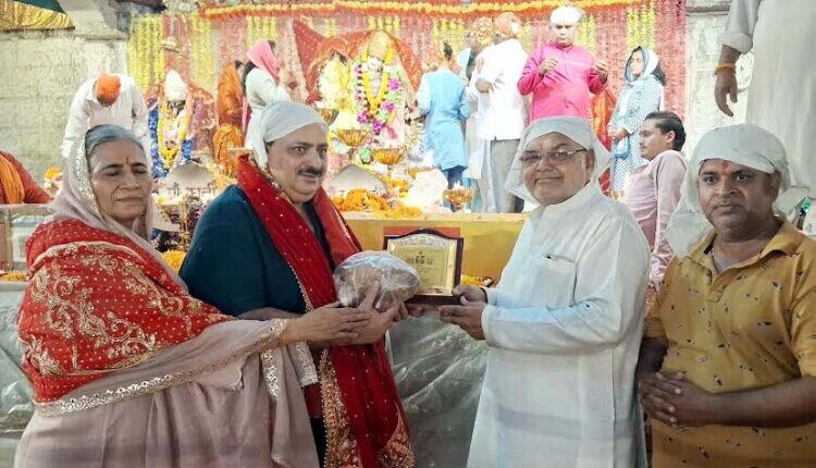 During Navratri, Goddess Kaalratri was worshipped at the Shri Maharani Vaishno Devi Temple. Devotees chanted devotional slogans.