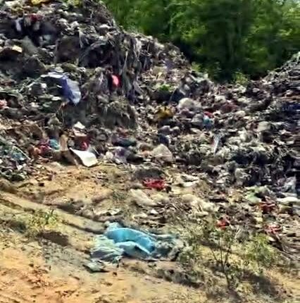 People rally against dumping yard, voice their protest.