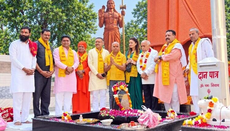 The consecration ceremony for the idol of Chhathi Maiya was held at the ancient Hanuman temple.