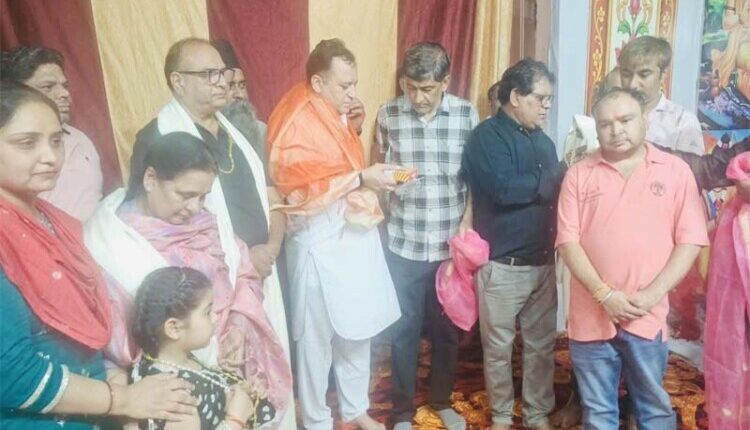 Dr. Rajesh Bhatia and the 'Army of Bajrangbali' visited several Ramlila stages with invitations for the 76th Dussehra Festival.