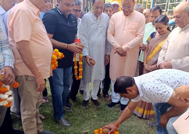 Councilor Mukesh Agrawal inaugurated a new tubewell in Sector-9.