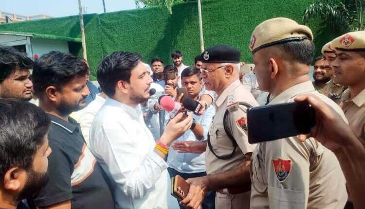 Congress leader Rohit Nagar placed under house arrest ahead of the 'Delhi March'; police deployed at his residence.